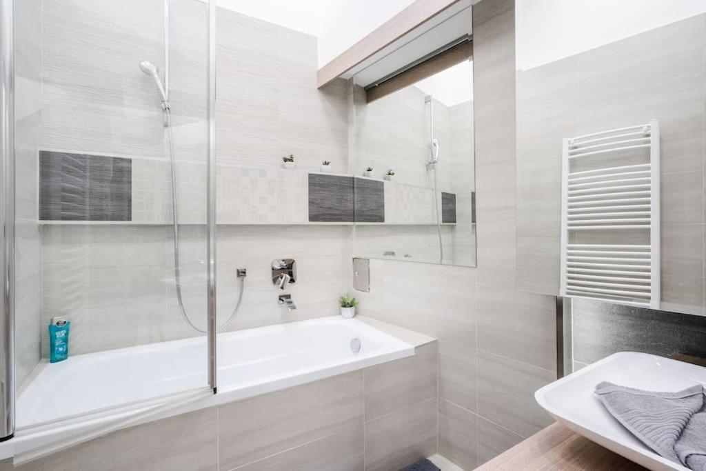 דירות בודפשט Szalag Utca 6 Luxurious Flat Castle District מראה חיצוני תמונה